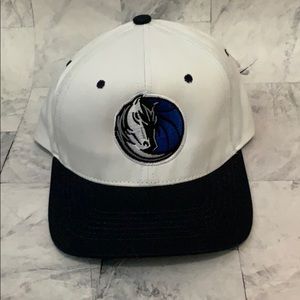 NWT DALLAS MAVERICKS SNAPBACK